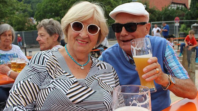 Diese beiden genossen den Stadtfest-Beginn am Freitagabend, trotz zwischendrin schaurigen Wetters.  Foto: Julia Raab