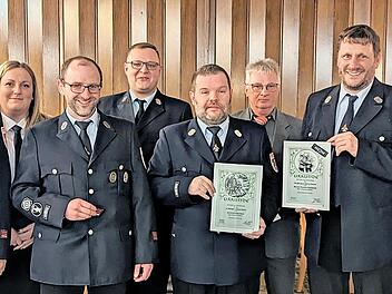 Unser Foto zeigt von links: Vorsitzenden Jürgen Hüther, stellvertretende Kommandantin Tina Peetz, Löschmeister Dominik Lauschat, Maschinist David Sachs, Kommandant Christian Szam, Bürgermeister Alfred Wirth, Oberfeuerwehrmann Thomas Fischbach, Kre...