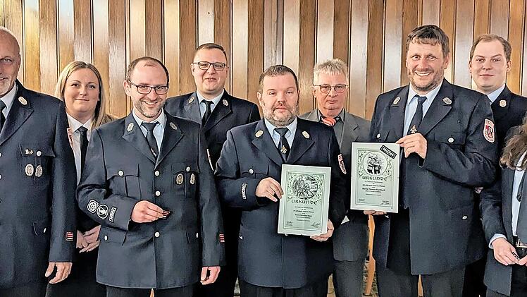 Unser Foto zeigt von links: Vorsitzenden Jürgen Hüther, stellvertretende Kommandantin Tina Peetz, Löschmeister Dominik Lauschat, Maschinist David Sachs, Kommandant Christian Szam, Bürgermeister Alfred Wirth, Oberfeuerwehrmann Thomas Fischbach, Kre...