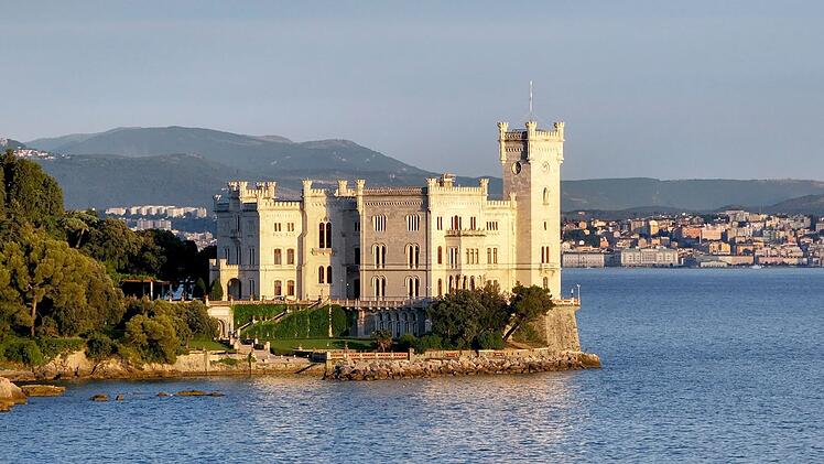 Auf Schloss Miramare vor der K&uuml;ste von Triest lebte Sophies Lieblingssohn Maximilian.