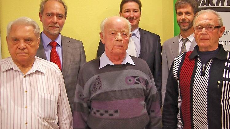 50 Jahre unfallfrei  unterwegs sind (vorne von links) Rudolf Korger, Wilfried Müller, Werner Schweikart.  Foto:  Klaus Werner