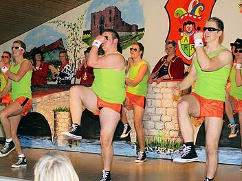 Sex in die Show. Das Auraer Männerballett überzeugte als agile Animateure vom Saalestrand mit seiner Vorstellung, die in der Zugabe natürlich ohne T-Shirts wiederholt wurde.  Fotos: Winfried Ehling