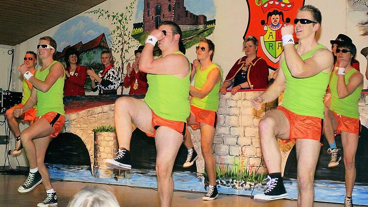 Sex in die Show. Das Auraer Männerballett überzeugte als agile Animateure vom Saalestrand mit seiner Vorstellung, die in der Zugabe natürlich ohne T-Shirts wiederholt wurde.  Fotos: Winfried Ehling