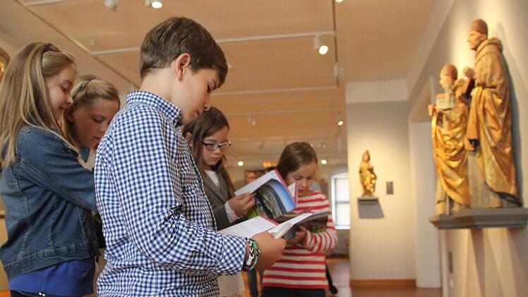 Ganz vertieft in ihre Aufgaben sind die Drittklässler (v. l.) Melina, Caroline, Fridolin, Vivienne und Greta. Sie müssen die Kunstwerke genau unter die Lupe nehmen, um die Lösungen zu finden. Foto: Marco Meißner