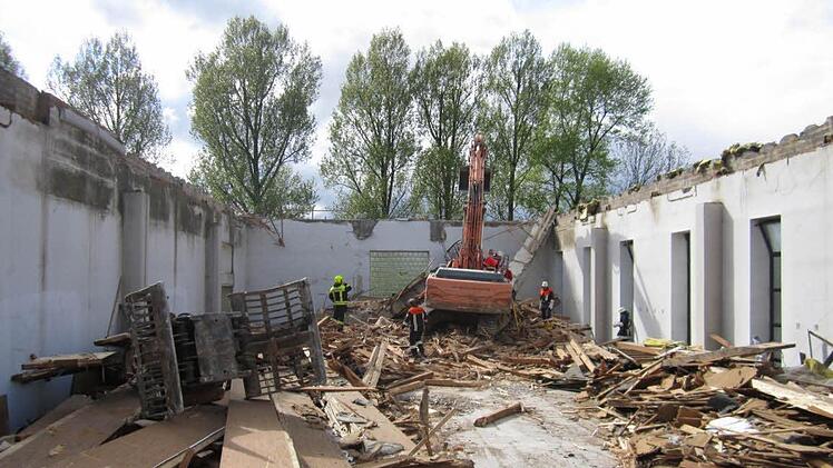 Dieses Bild machte Klaus Wiesler kurz nachdem die Rettungskräfte eingetroffen sind. Der Polizist war der erste, der dem verschütteten Baggerfahrer Beistand leistete. Foto: Klaus Wiesler