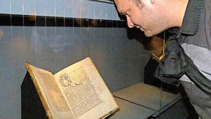 In der Staatsbibliothek in der Neuen Residenz faszinierten mittelalterliche Handschriften aus dem Kloster Michaelsberg.Foto: mkh