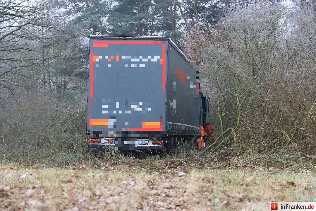 Lkw rast bei Gremsdorf ins Unterholz