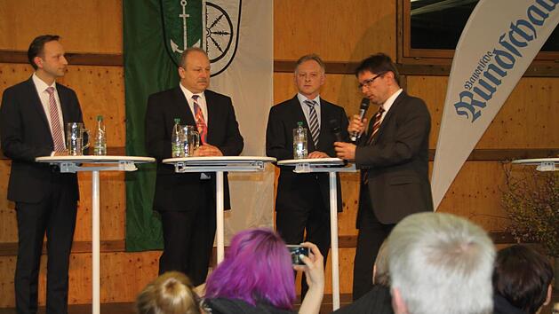 Die Talkrunde beginnt: BR-Redaktionsleiter Alexander M&uuml;ller (rechts) befragt die drei B&uuml;rgermeisterkandidaten - von links - Robert Bosch (CSU), J&uuml;rgen Karg (SPD) und G&uuml;nther Stenglein (Freie W&auml;hler). Foto: Stephan Tiroch