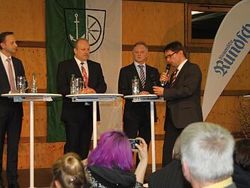 Die Talkrunde beginnt: BR-Redaktionsleiter Alexander Müller (rechts) befragt die drei Bürgermeisterkandidaten - von links - Robert Bosch (CSU), Jürgen Karg (SPD) und Günther Stenglein (Freie Wähler). Foto: Stephan Tiroch