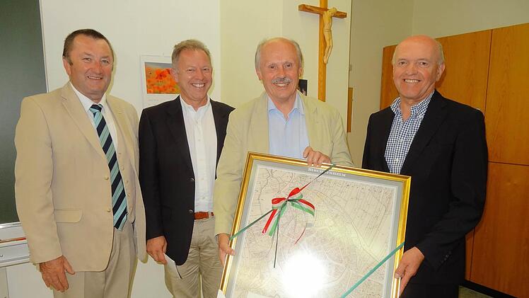 Rudolf Schwarzer wurde verabschiedet (von links): Bürgermeister Udo Baumann, Martin Bühner, Rudolf Schwarzer und Landrat Thomas Habermann. Foto: Marion Eckert