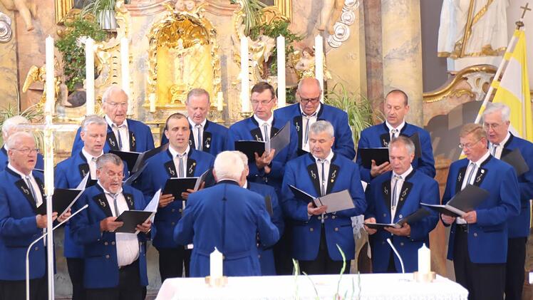 Die "Sängerlust" Prölsdorf wirkte beim Festkonzert in der renovierten Kirche mit.  Foto: ks