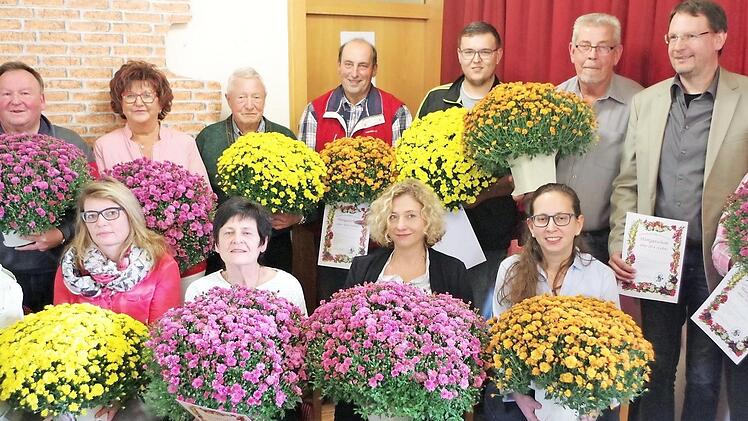 In der dritten Gruppe konnte Kreisvorsitzender Fritz Pohl 14 Hobbygärtner aus dem Landkreis Kronach für ihr ökologisches Engagement im Garten ehren.  Fotos: Gerd Fleischmann