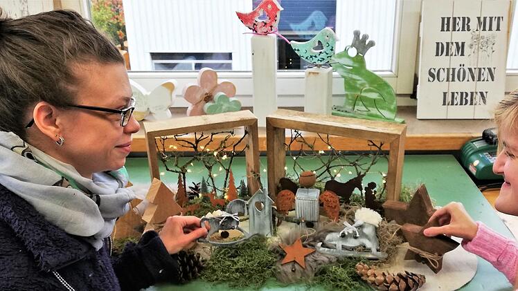 Madeleine Kiesel (links) und Annabell Nikolajzack bauen eine Krippenlandschaft mit Teilen aus eigener Herstellung auf. Sigismund von Dobschütz