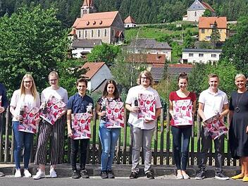 Bürgermeisterin Susanne Grebner (rechts) freut sich über die hervorragenden Leistungen von (von links) Rafael Zwosta, Pauline Hohenberger, Emilie Hohenberger, Simon Schnabrich, Katharina Beitzinger, Johannes Thran, Magdalena Kestel und Nico Hempfling. Es fehlen: Lea Eber und Theresa Müller.  Foto: Heike Schülein