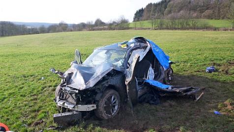Die Feuerwehr Bad Br&uuml;ckenau musste nach einem Unfall auf der Autobahn den Fahrer aus seinem Pkw befreien.  Foto: Michael Krug/FFW Bad Br&uuml;ckenau