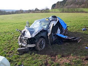 Die Feuerwehr Bad Brückenau musste nach einem Unfall auf der Autobahn den Fahrer aus seinem Pkw befreien.  Foto: Michael Krug/FFW Bad Brückenau