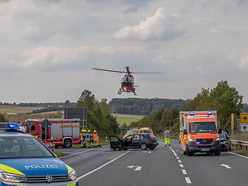 Zwei Personen bei Unfall auf der B8 schwer verletzt