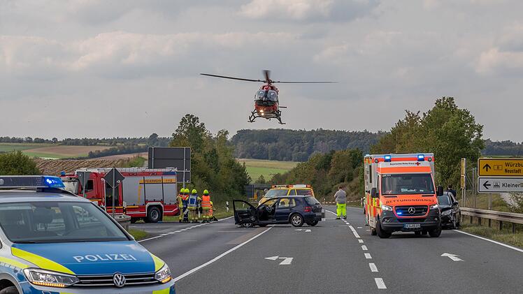 Zwei Personen bei Unfall auf der B8 schwer verletzt