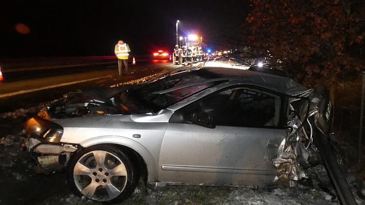 Das Heck des Opel wurde bei der Kollision vollkommen zerstört.