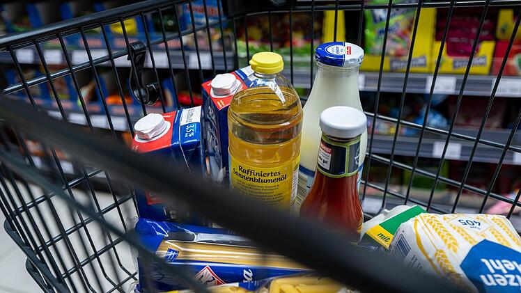 Beim Lebensmitteleinkauf ist die Inflation deutlich spürbar. Foto: Hendrik Schmidt/dpa
