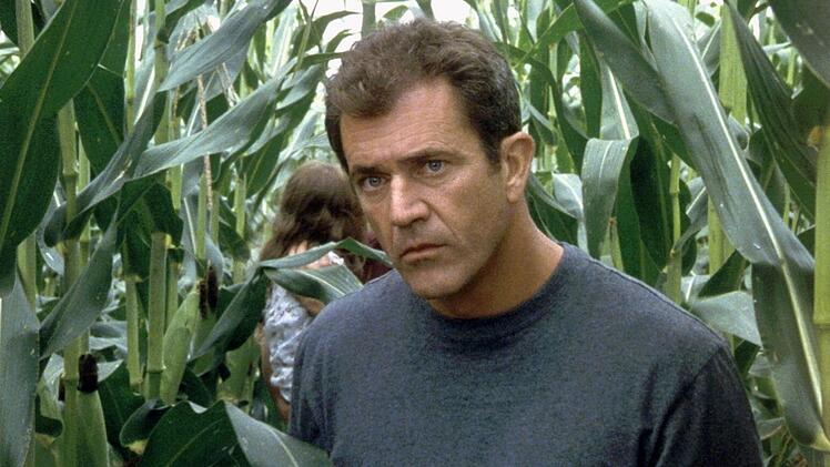 Farmer Graham Hess (Mel Gibson) entdeckt eines Tages einen 200 Meter großen Kornkreis in einem seiner Felder.
