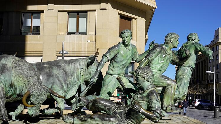 Bronzemonument vom Stiertreiben in Pamplona