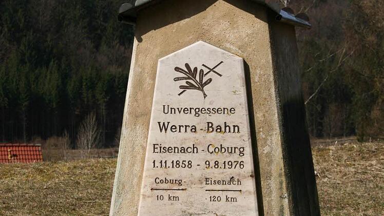 Bei Tiefenlauter erinnert dieser Gedenkstein an die Werrabahn "Coburg-Eisenach". Foto: Simone Bastian
