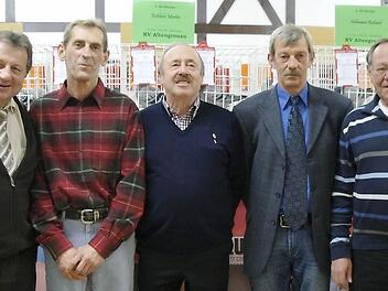Fünf von sieben Gründungsmitgliedern des Taubensportvereins "Heimatliebe" Volkers, der auf 40 Jahre Taubenzucht zurückblicken kann (von links): Peter Weber, Diethard Brust, Richard Hohmann, Bernd Mager und Horst Reißer. Fotos: Stephanie Elm