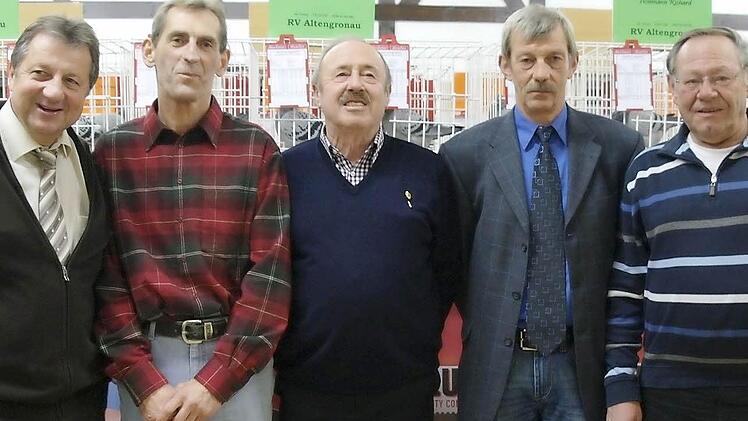 Fünf von sieben Gründungsmitgliedern des Taubensportvereins "Heimatliebe" Volkers, der auf 40 Jahre Taubenzucht zurückblicken kann (von links): Peter Weber, Diethard Brust, Richard Hohmann, Bernd Mager und Horst Reißer. Fotos: Stephanie Elm