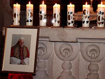 Ein Bild von Benedikt XVI. stand am Altar in der Höchstadter St.-Georgs-Kirche.  Fotos: Johanna Blum