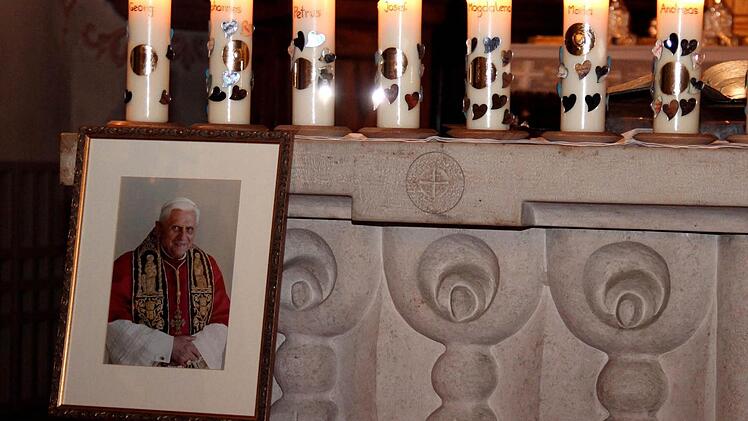 Ein Bild von Benedikt XVI. stand am Altar in der Höchstadter St.-Georgs-Kirche.  Fotos: Johanna Blum
