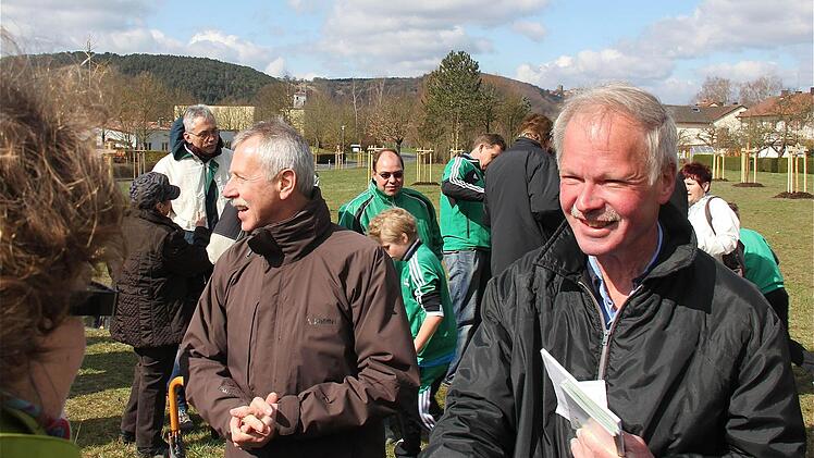 Bürgermeister Ernst Stross und August Brendan (rechts) vom Ordnungsamt freuen sich über den Erfolg des Familienwaldes.