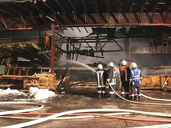 Feuerwehrleute löschten die Flammen in Besäumeranlage und Hacker.  Foto: Friedwald Schedel