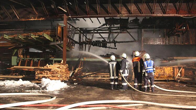 Feuerwehrleute löschten die Flammen in Besäumeranlage und Hacker.  Foto: Friedwald Schedel
