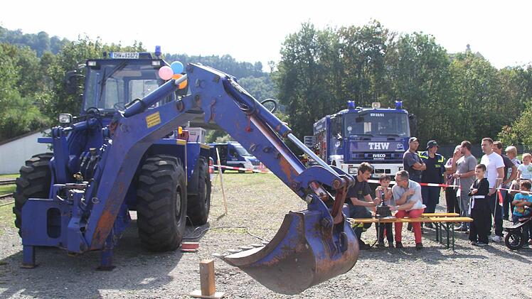 Einmal selbst die großen THW-Maschinen steuern - da schlugen die Herzen der Jungs höher. Foto: Sonja Adam