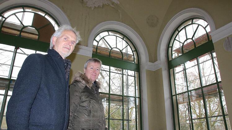 Baudirektor Erwin Full (links) und Architekt Ralf Alsheimer in einem der Eckpavillons des Luitpoldbades. Foto: Ralf Ruppert