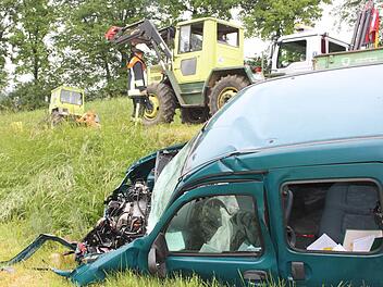 Von der Frontpartie des Renault Kangoo blieb nach dem Frontalzusammenstoß mit dem MB Trac (oben links) nicht viel übrig. Dessen Fahrer wurde leicht verletzt, der Beifahrer schwer. Foto: Stephan Tiroch