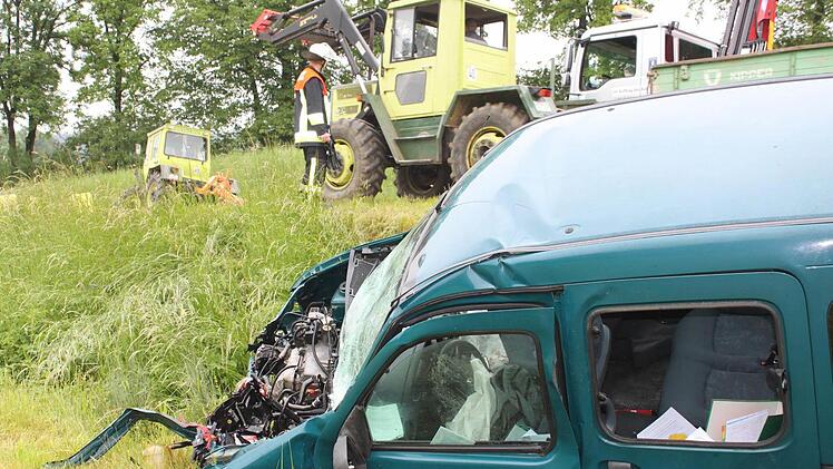 Von der Frontpartie des Renault Kangoo blieb nach dem Frontalzusammenstoß mit dem MB Trac (oben links) nicht viel übrig. Dessen Fahrer wurde leicht verletzt, der Beifahrer schwer. Foto: Stephan Tiroch