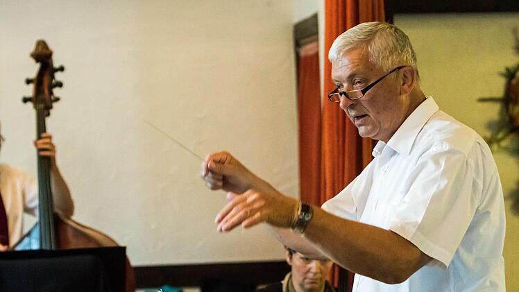 Unter der Leitung von Norbert Luche gestaltete der Musizierkreis Neustadt eine Kaffeehausmusik in Meilschnitz.Foto: Jochen Berger