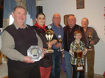 Vorsitzender Kurt Herbert überreichte zusammen mit dem Sponsor Carmine "Nino" Serio die Siegerpokale an Georg Schmitt, Engelbert und Lukas Bäumker sowie an Ernst Schmitt.  Foto: Manfred Mellenthin