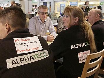Oberbürgermeister Uwe Kirschstein (SPD) berät sich im Globus mit ehemaligen Mitarbeitern des Alphatecc.  Fotos: Josef Hofbauer