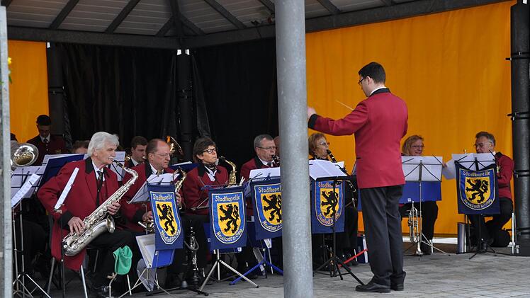 Die Stadtkapelle Neustadt und das Jugendorchester Neustadt sorgen für musikalische Untermalung.