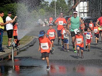 Eine kleine Dusche bot den Läufern eine willkommene Abkühlung. Foto: Richard Sänger