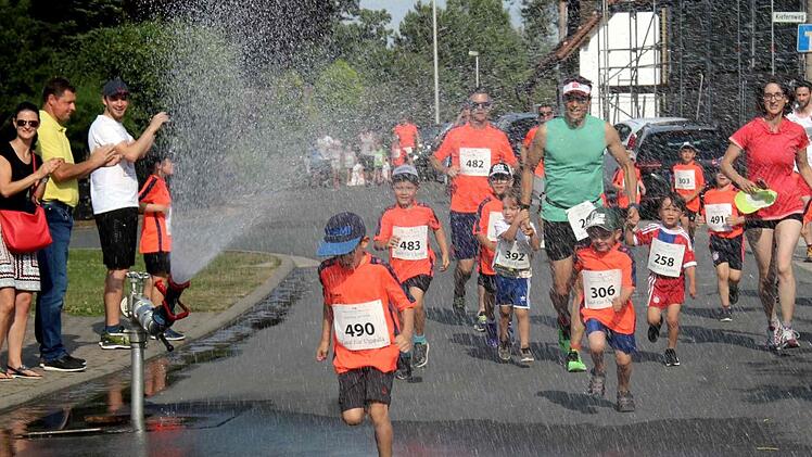 Eine kleine Dusche bot den Läufern eine willkommene Abkühlung. Foto: Richard Sänger