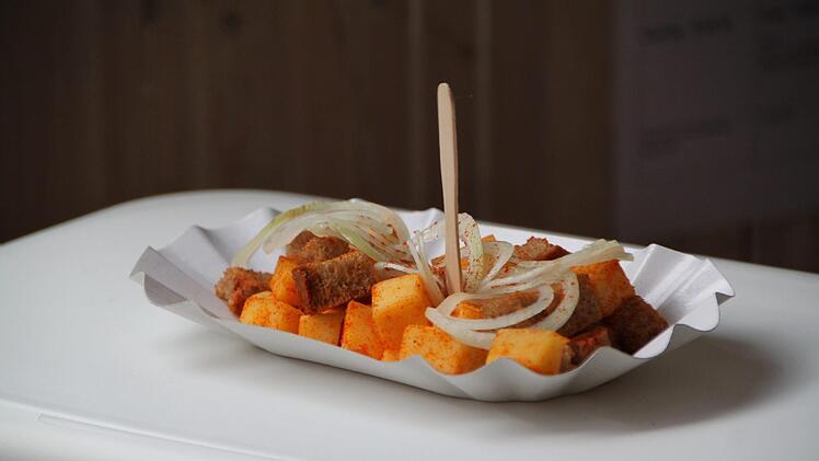 Eine Leckerei nach der anderen: Hier hat der Fotograf den Karnevalisten auf den Tisch geschaut. Foto: Alexander Martin