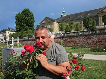 Holger Paff, stellvertretender Leiter der Kurgärtnerei, begutachtet eine der 128 Rosensorten.  Foto: Ralf Ruppert