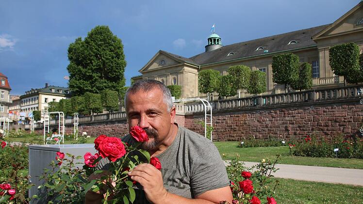 Holger Paff, stellvertretender Leiter der Kurgärtnerei, begutachtet eine der 128 Rosensorten.  Foto: Ralf Ruppert