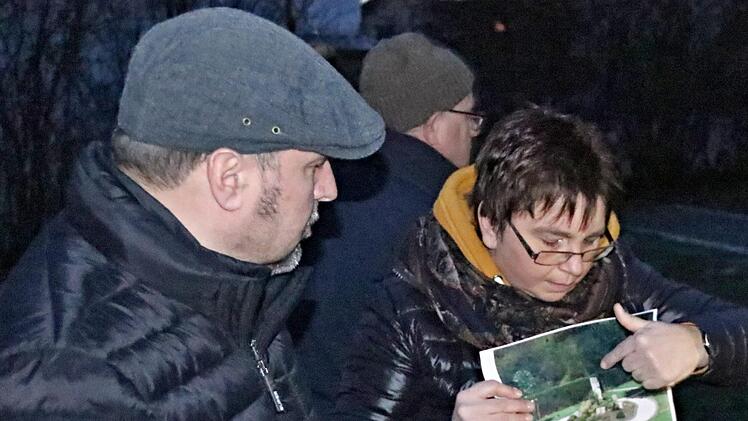 Kerstin Ebert  erläuterte auf dem Friedhof in Eichelberg die Vorstellung der Eichelberger zu Urnengräbern. Stadtrat Philipp Arnold hörte zu und schaute sich den Vorschlag an.