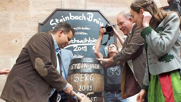 Axel Fischer (l.) stach das erste Fass Bergkirchweihbier an. Foto: Manfred Welker