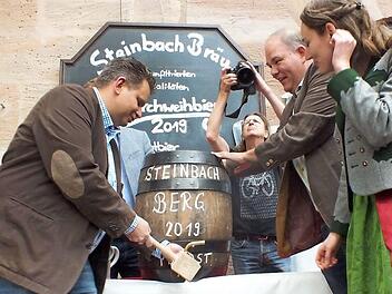 Axel Fischer (l.) stach das erste Fass Bergkirchweihbier an. Foto: Manfred Welker